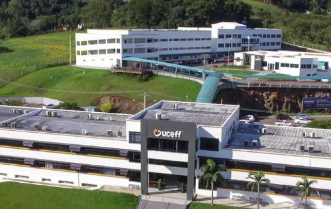 Acadêmicos prestam homenagem a professores da Uceff no Oeste Show de Bandas da Rádio Oeste FM