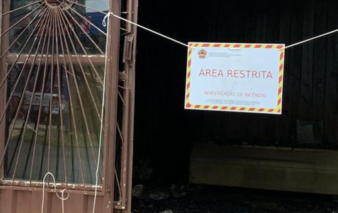 Incêndio destrói conjunto de Kitnets e polícia investiga possível crime, em SMOeste