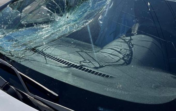 Mulher vai parar em cima de capô de carro em acidente na Willy Barth