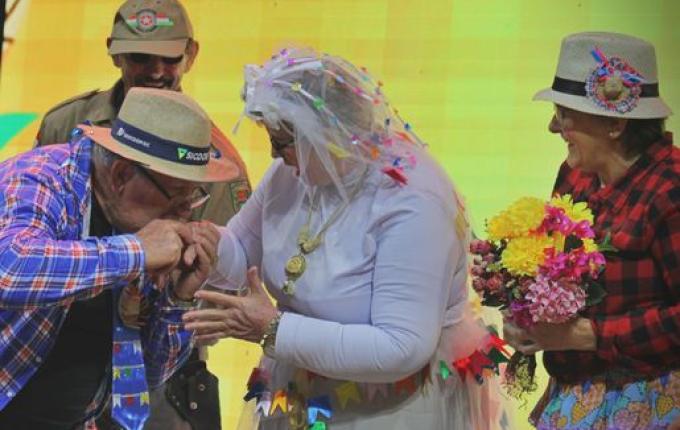 Com “Casamento Caipira” e comidas típicas, Arraiá de São Migué reúne cerca de 400 pessoas