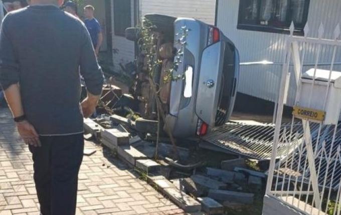 Mulher perde controle de veículo e invade pátio de residência em Mondaí