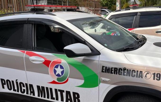 Homem tenta justificar agressão à companheira e enteado por abstinência de drogas em SMOeste