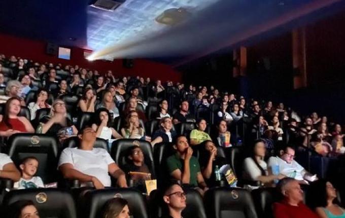 Bom público acompanha estreia de Minha Mãe é uma Peça 3