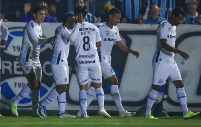 Grêmio goleia Glória e conquista tricampeonato da Recopa Gaúcha