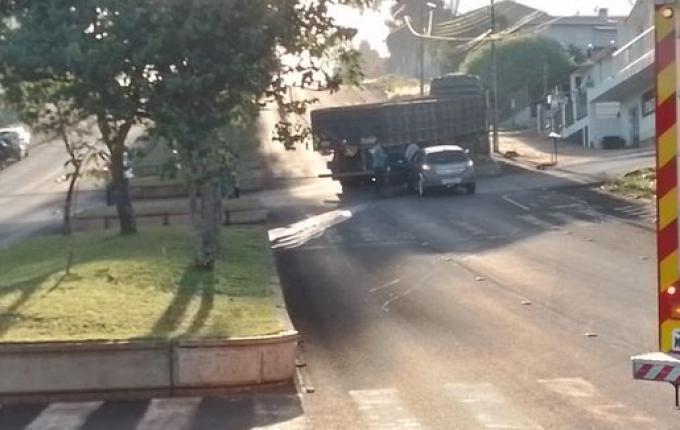 Colisão entre carro e caminhão deixa uma pessoa ferida