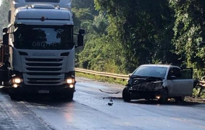 Após motorista perder o controle da direção, carro colide contra caminhão na BR-282