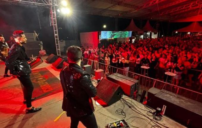 Mais de 4 mil pessoas acompanham shows na segunda noite da Faismo