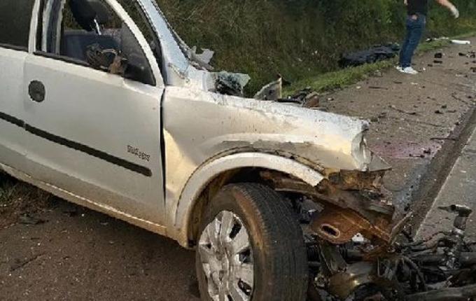 Carro parte ao meio em acidente com caminhão e uma pessoa morre
