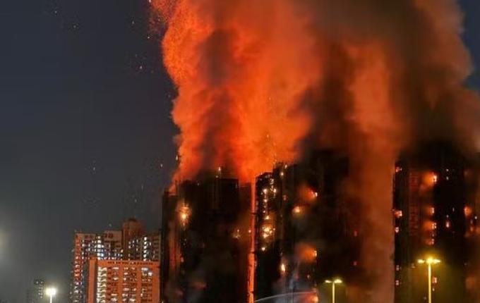Sobe para 65 o número de mortos em incêndio em complexo de arranha-céus em Hong Kong