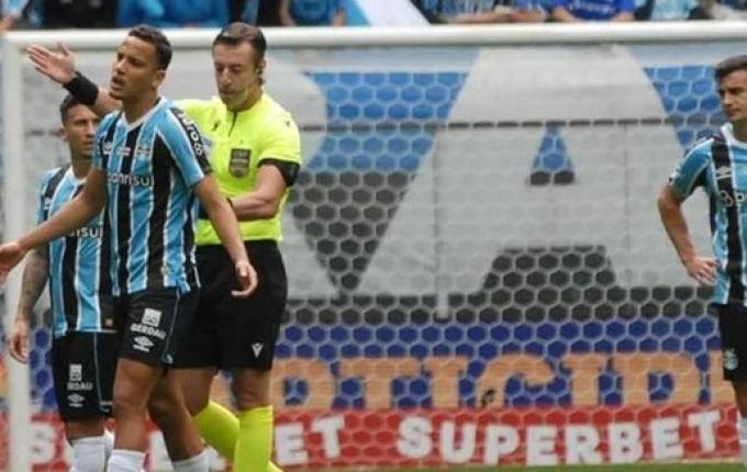 Grêmio sofre virada no final e perde para o Atlético-MG na Arena