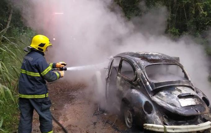 Fusca é consumido por fogo em Itapiranga