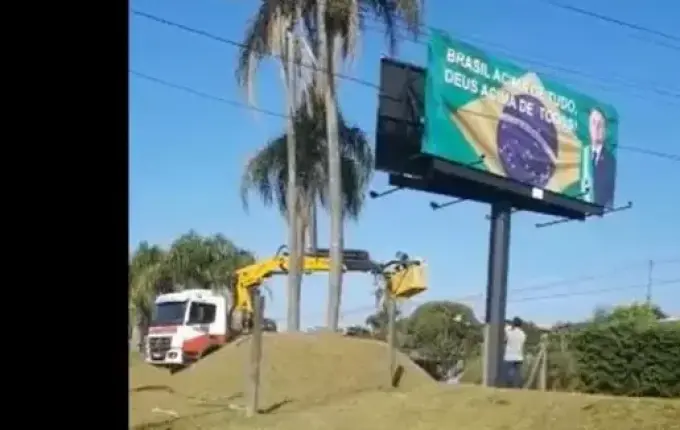 Justiça manda retirar outdoors com imagem de Bolsonaro na região Oeste