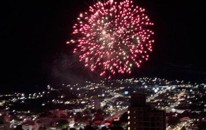 Moradores do Extremo Oeste celebram chegada de 2025 com fogos
