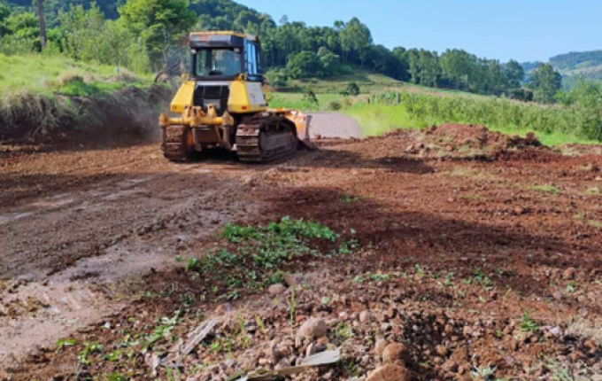 Setor de Obras projeta ampliar melhorias das estradas no interior de Iporã do Oeste
