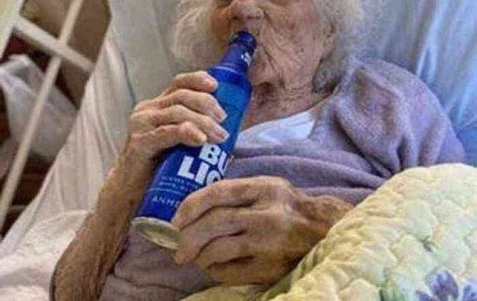 Mulher de 103 anos comemora cura do COVID-19 bebendo cerveja