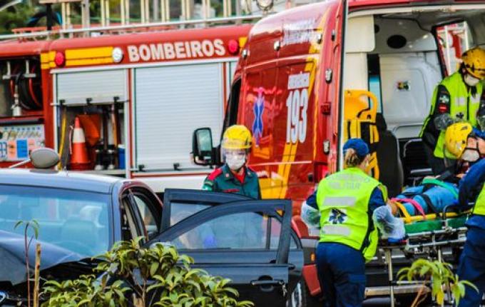 Condutor colide carro em poste e foge do local em São Miguel do Oeste; vídeo