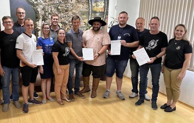 Prefeitura de Itapiranga repassa recursos para entidades culturais