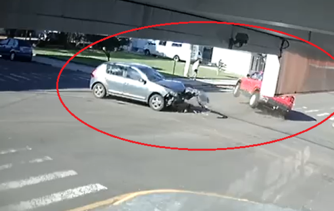 VÍDEO: Veículo capota após colisão no Bairro Sagrado Coração, em São Miguel do Oeste