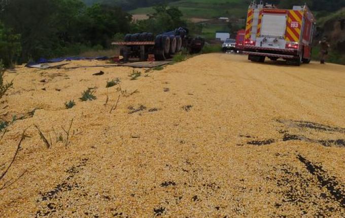 Motorista de caminhão perde controle e sai da pista na SC-160