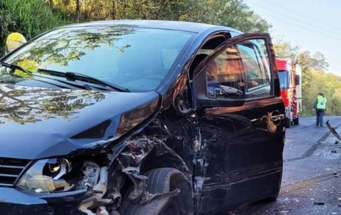 Colisão lateral entre carreta e carro na BR-163 mobiliza bombeiros