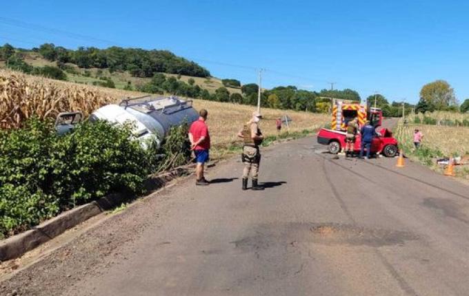 Colisão frontal entre carro e caminhão deixa uma pessoa morta em São José do Cedro