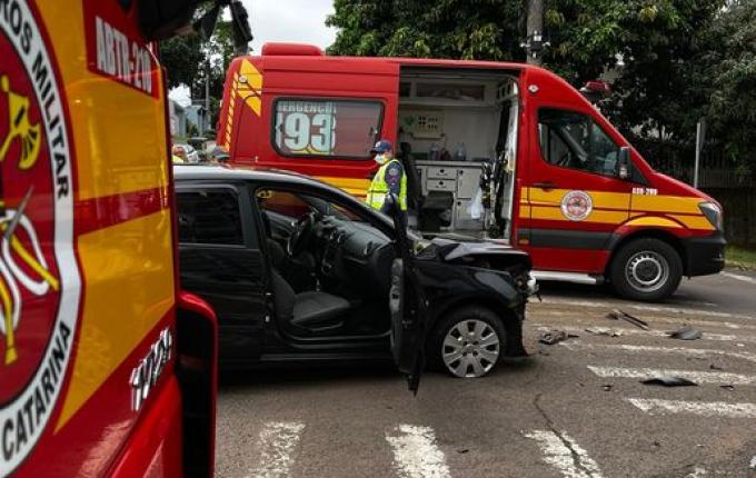 Mulher é atendida pelos Bombeiros após acidente no centro de SMOeste