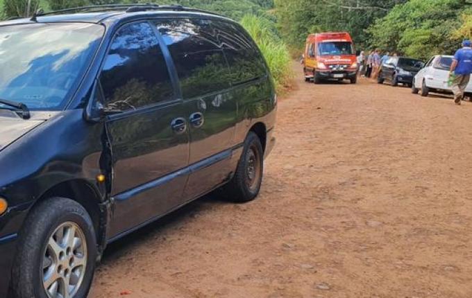 Colisão entre carro e motocicleta deixa idoso com grave ferimento