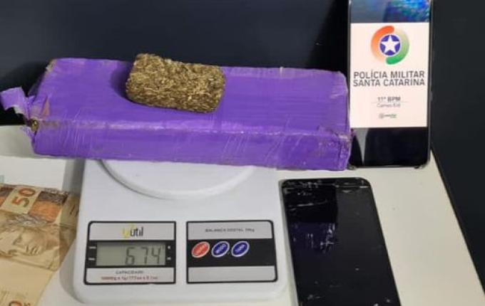 Dois homens são detidos pela Polícia Militar por tráfico de droga