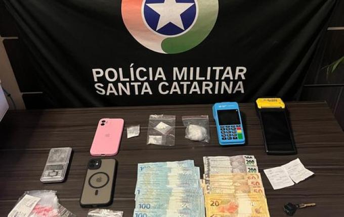 PM flagra casal por tráfico de drogas no bairro Jardim, em Maravilha