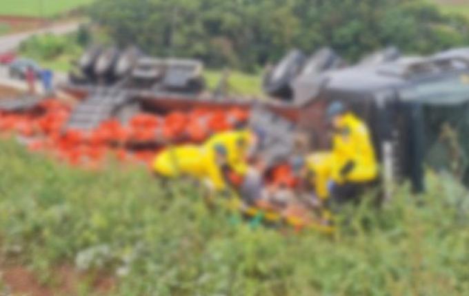 Motorista fica ferido após carreta tombar na BR-163 em Guarujá do Sul