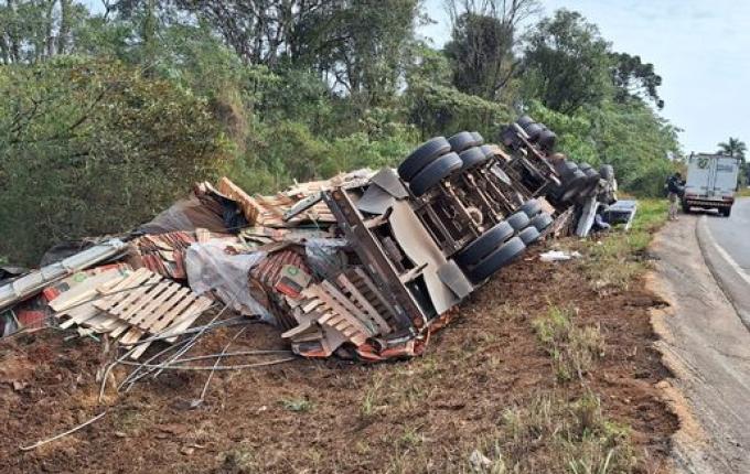 Argentino morre ao capotar caminhão na BR-280