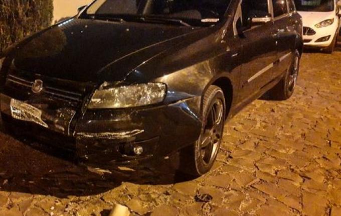 Condutor foge após colidir em carro estacionado em São Miguel do Oeste