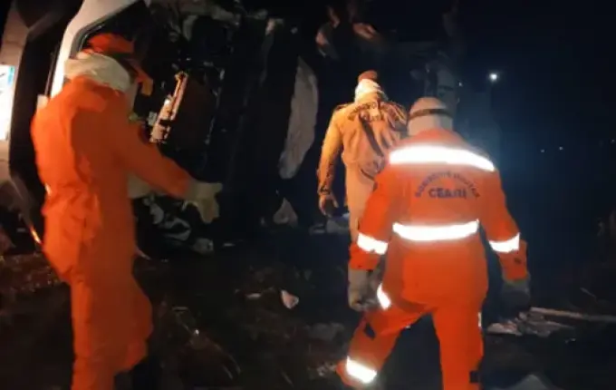 Acidente com van deixa 3 mortos e 6 feridos em rodovia do Ceará