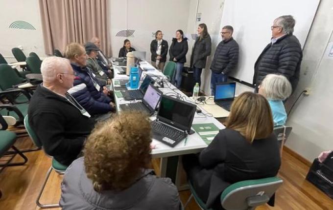 São Miguel do Oeste oferece curso gratuito de celular e internet para idosos