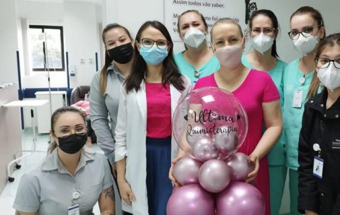 Professora de SMOeste celebra última quimioterapia com mensagem de esperança