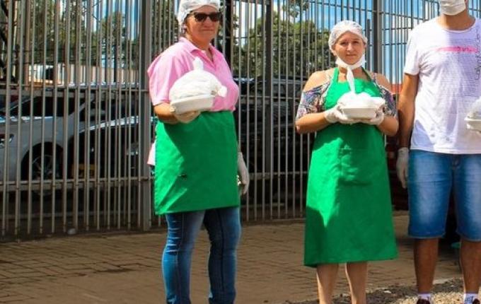 Grupo de amigos se solidariza e distribui almoço para caminhoneiros