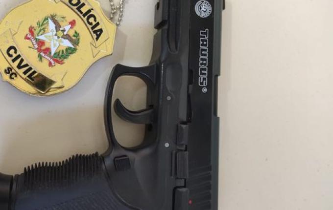 Polícia Civil apreende arma falsa em Campo Erê durante investigação de ameaça