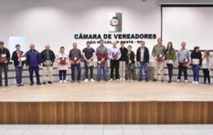 Vereadores entregam moção de aplausos a entidades de SMO