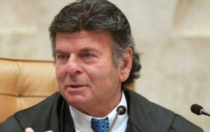 Fux pede revisão de voto e trava publicação de acórdão que condena Bolsonaro