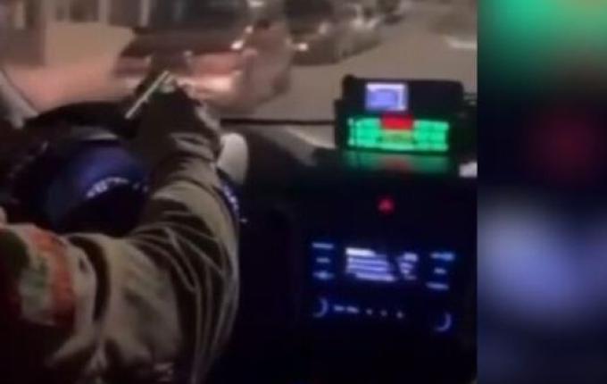 Policiais levam mulheres a bordo de viatura em “passeio” para busca de suspeitos em SC