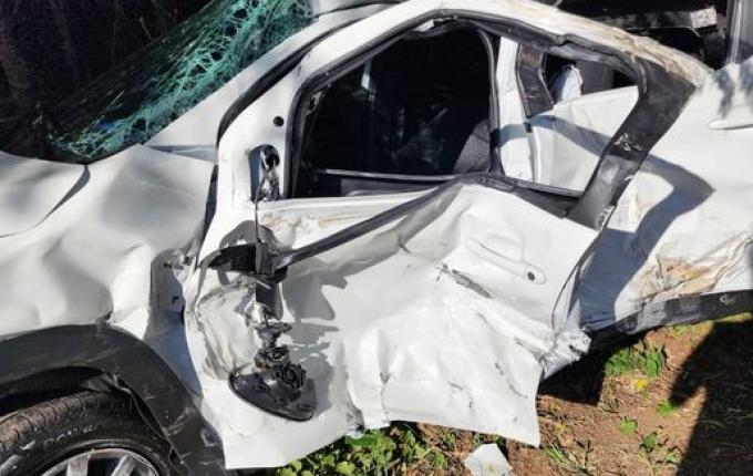 Idoso fica gravemente ferido em colisão entre carro e caminhão na SC-163