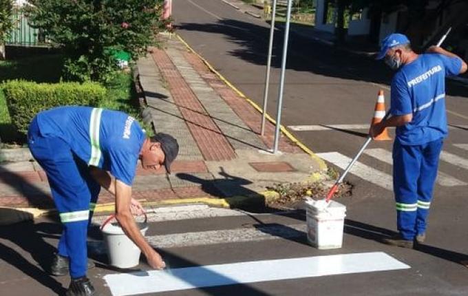 Tunápolis trabalha no feriado para reforçar sinalização viária