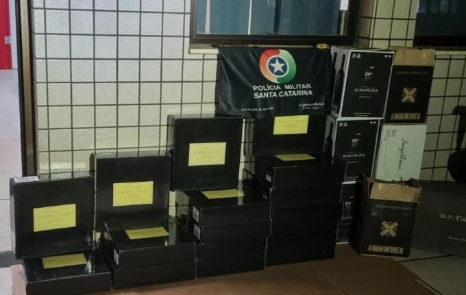 PM apreende garrafas de vinho em ação contra o descaminho em Dionísio Cerqueira