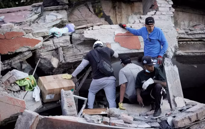Buscas continuam após terremoto deixar ao menos 132 mortos na Colômbia