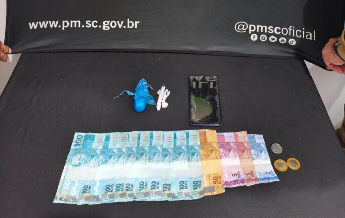 Polícia prende suspeito de tráfico com cocaína e dinheiro no centro de SMO