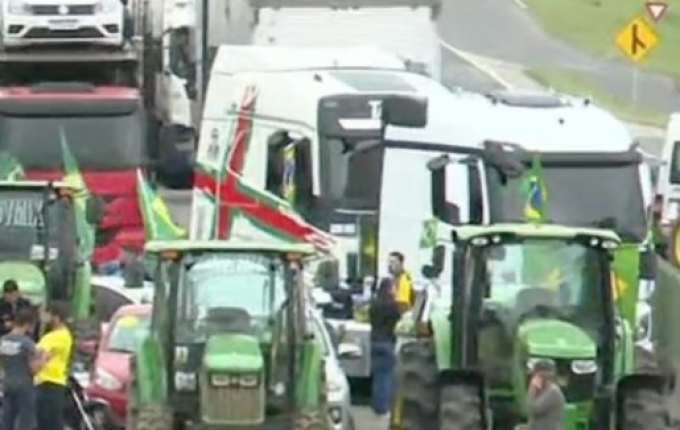 Bloqueios em rodovias causam risco a mais de 1 milhão de vacinas da gripe