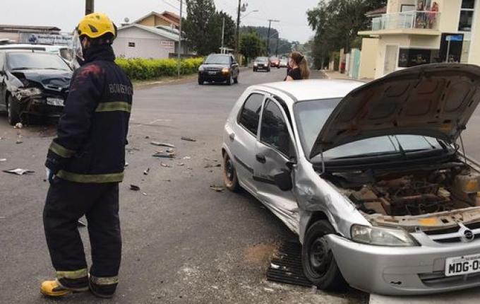 VÍDEO: Colisão lateral entre dois veículos deixa uma pessoa ferida em SMOeste