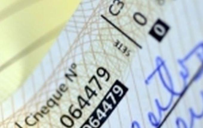 Para disfarçar furto, mulher ‘mastiga’ cheque em posto de gasolina em SC