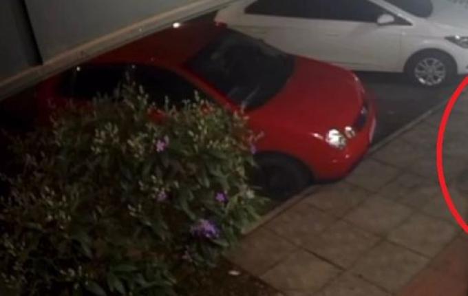 Câmera flagra criminoso furtando mesa no centro de São Miguel do Oeste