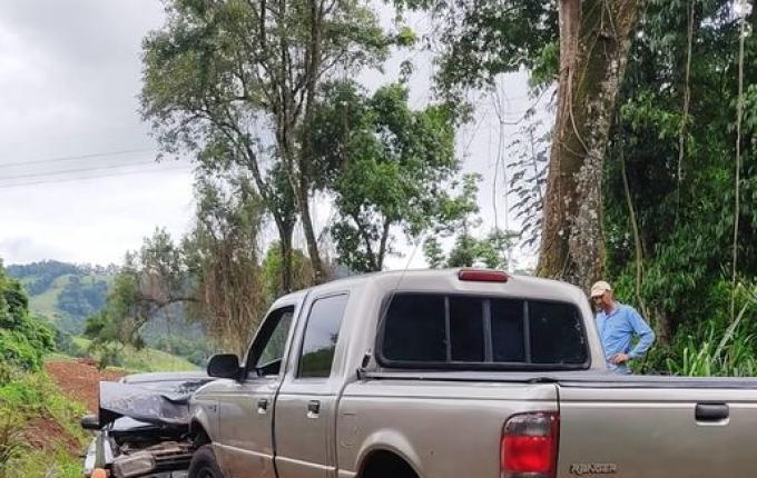 Colisão entre veículos deixa mulher ferida em Guaraciaba